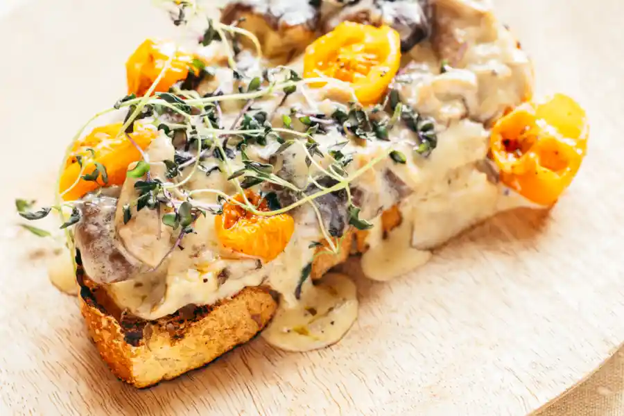 Svamptoast med ugnsbakade tomater