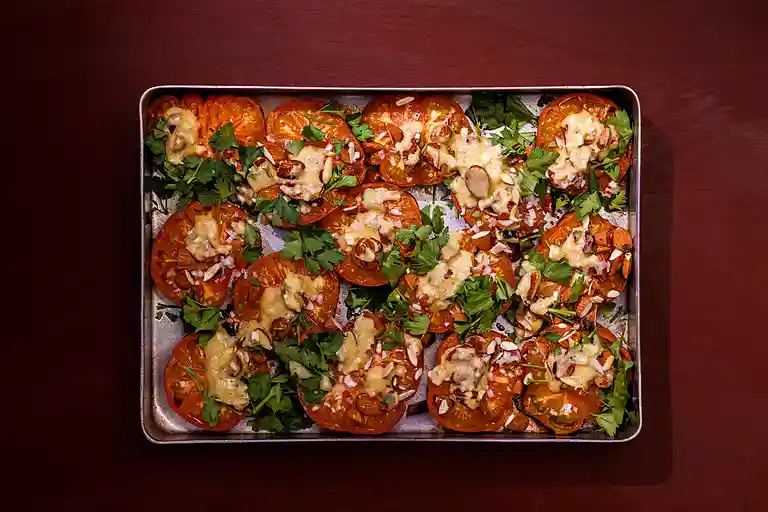 Bagte bøftomater med mandler og persille