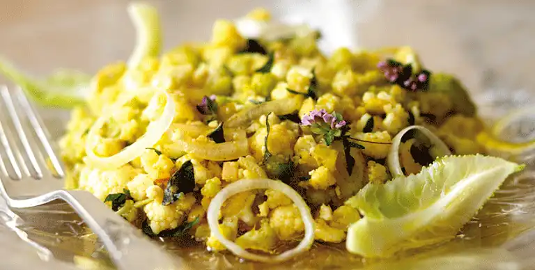 Blomkåls- "couscous" med karry og koriander