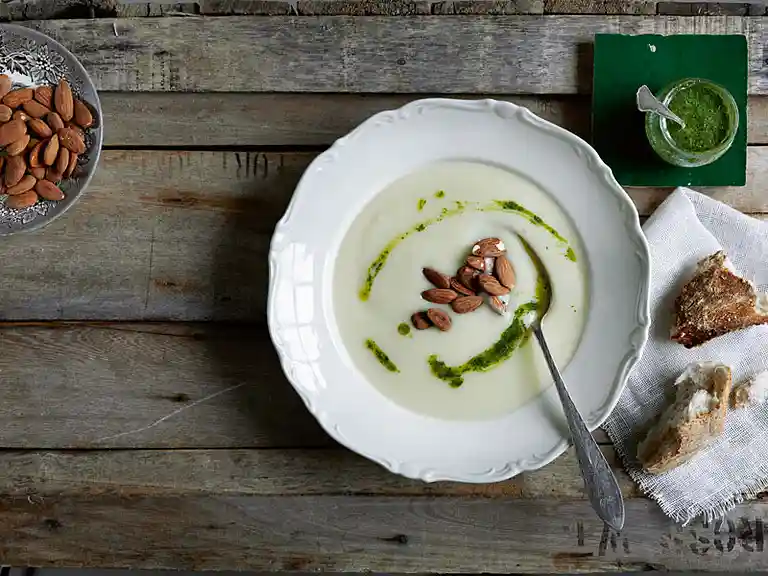 Blomkålssuppe med ristede mandler og persilleolie