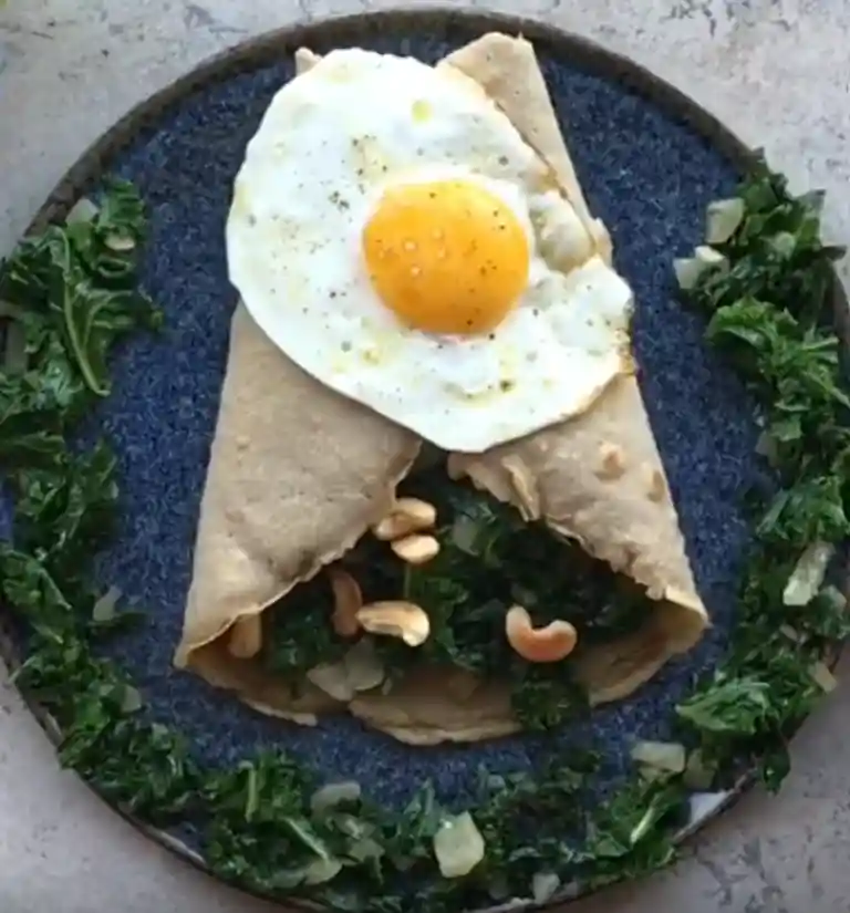 Boghvedepandekager med spinat, gedeost og spejlæg