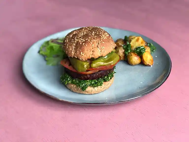 Burger med svampe-peberbøffer, syltede padrón-pebre og ovnkartofler