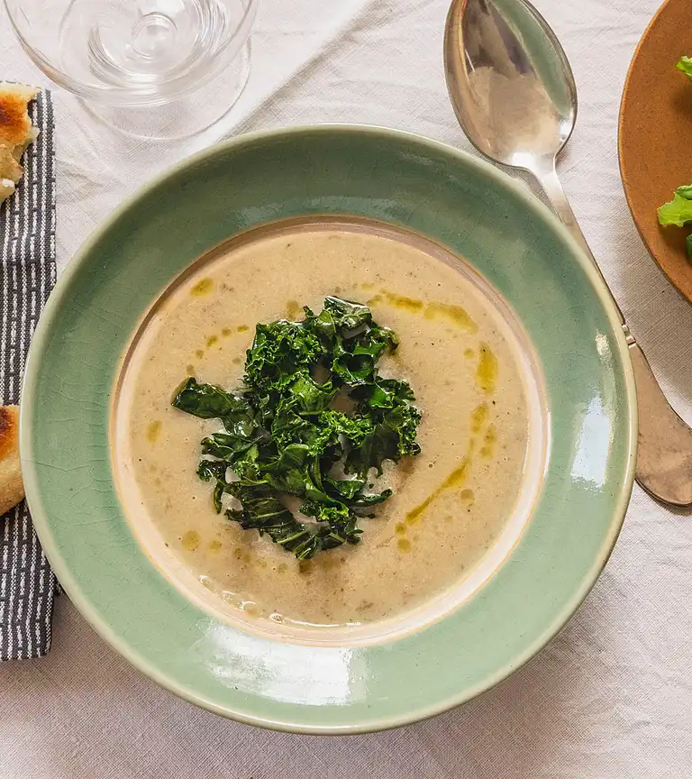 Cremet jordskokkesuppe, med yoghurt, hasselnød og oliventapenade