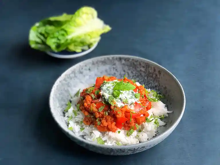 Daal med tomat, mynteraita, hjertesalat og jasminris