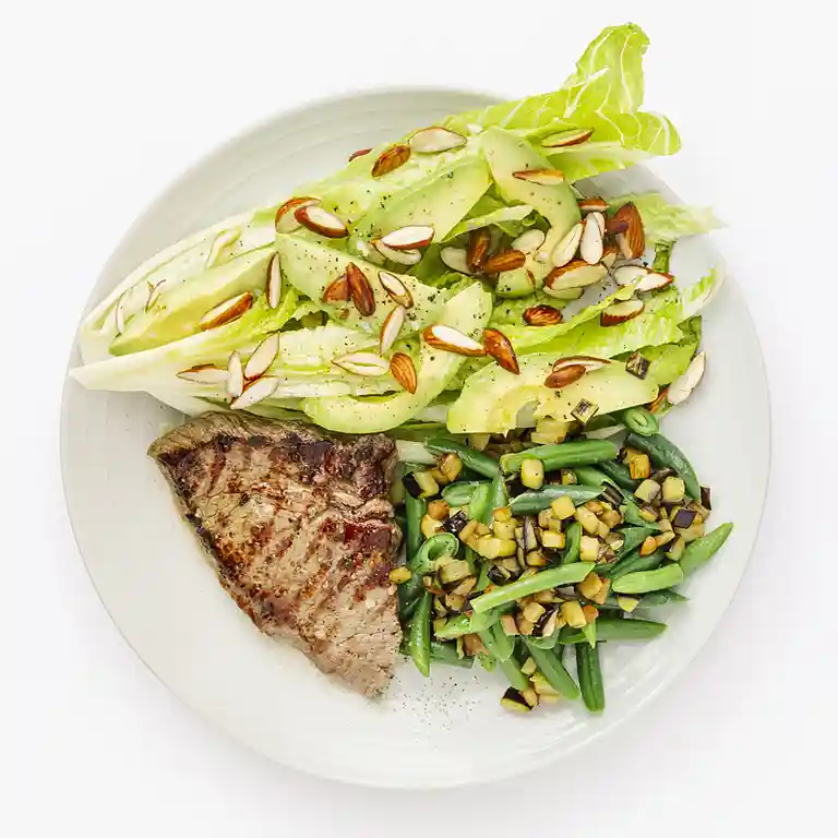Flankesteak med avocado, mandler, stegt aubergine og grønne bønner