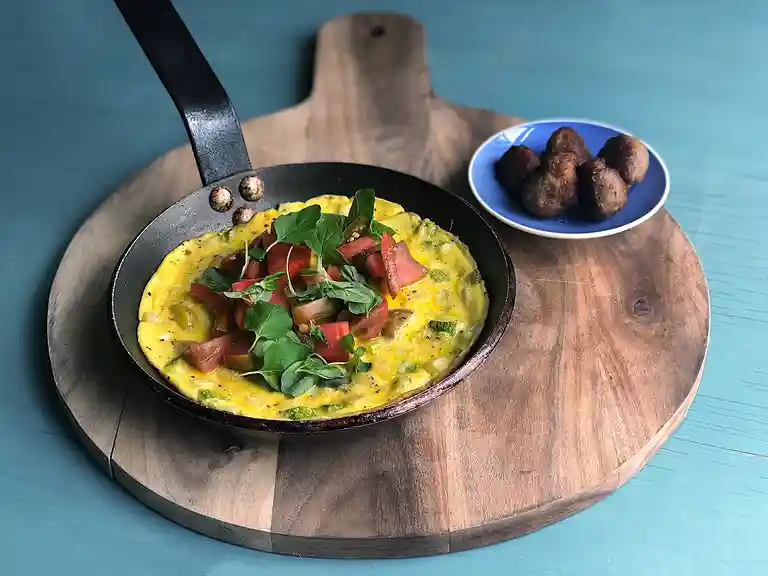 Frittata med kartofler, oregano og kyllingekødboller