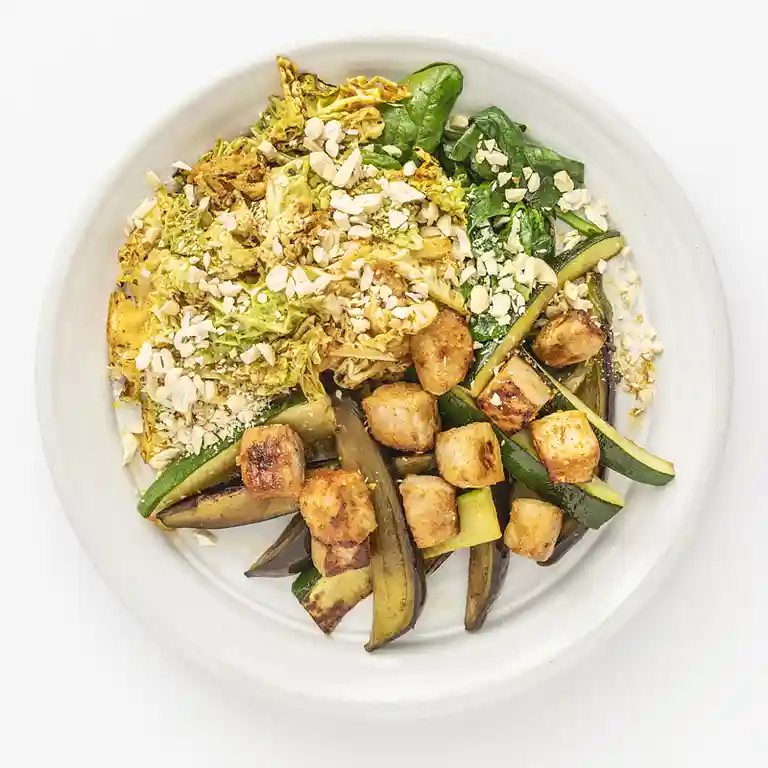 Gris med aubergine, cashewnødder og stegt kinakål med varme krydderier