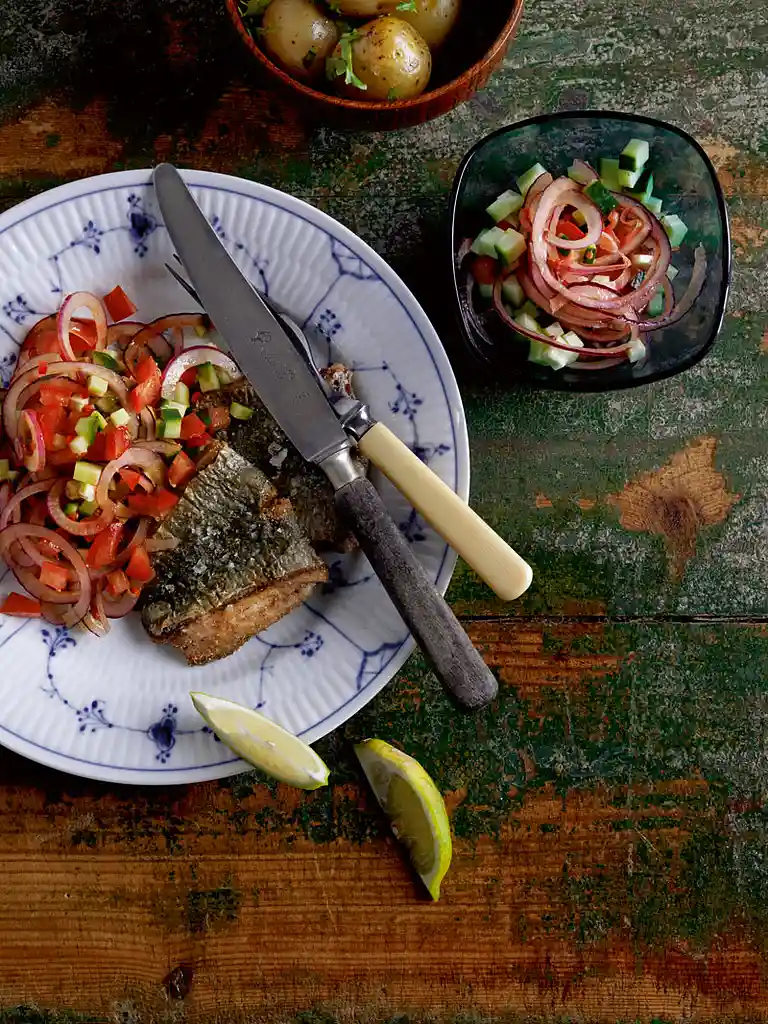Hornfisk på arabisk med løgsalat og nye kartofler i løvstikke 