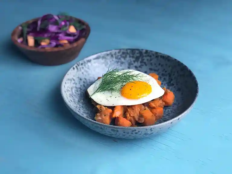 Indonesisk curry med søde kartofler, stegte æg og kålsalat med cantaloupe