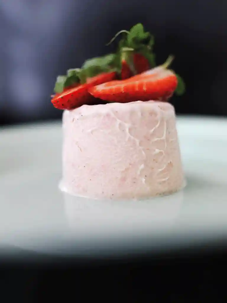 Jordbærparfait med jordbærsalat og mynte