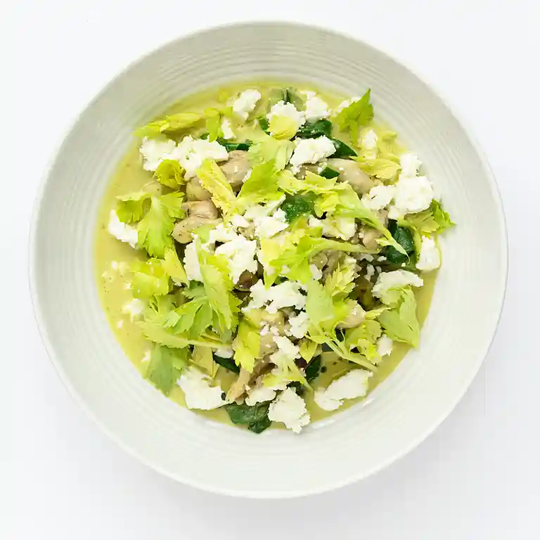 Kalkun i bouillon med aubergine, spinat og feta