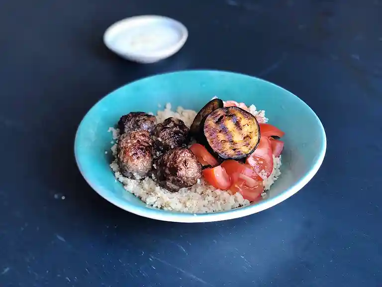 Lammefrikadeller med bulgur, aubergine og yoghurt