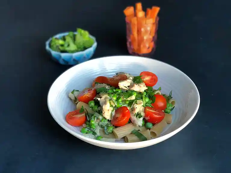 Maccheroni med kylling i flødesauce med grønt og cherrytomater