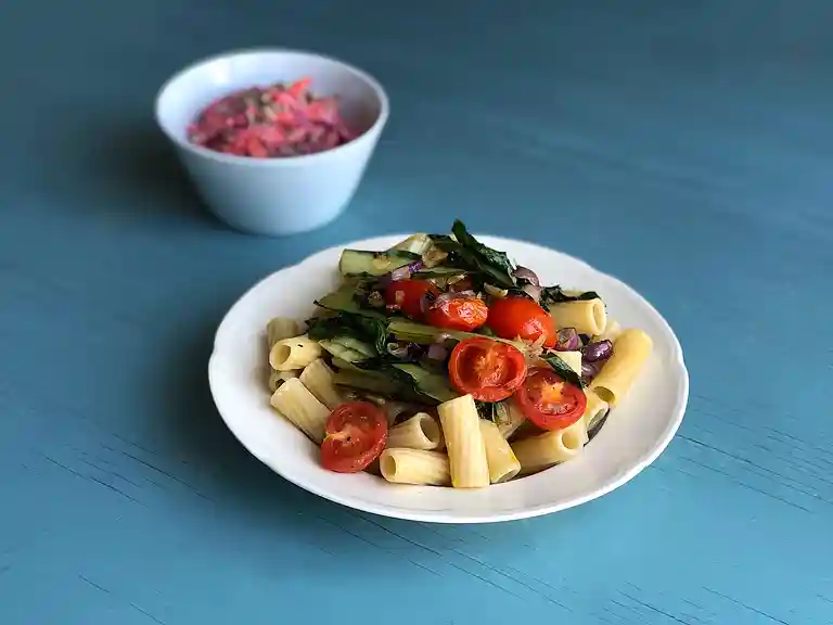 Maccheroni med catalogna, tomater og rodfrugtsalat