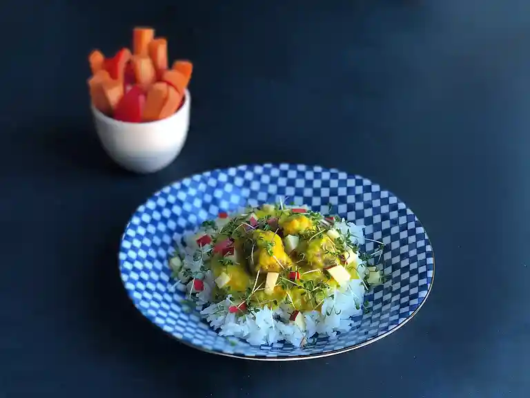 Lyn-boller i karry med ris, æble-topping og karse