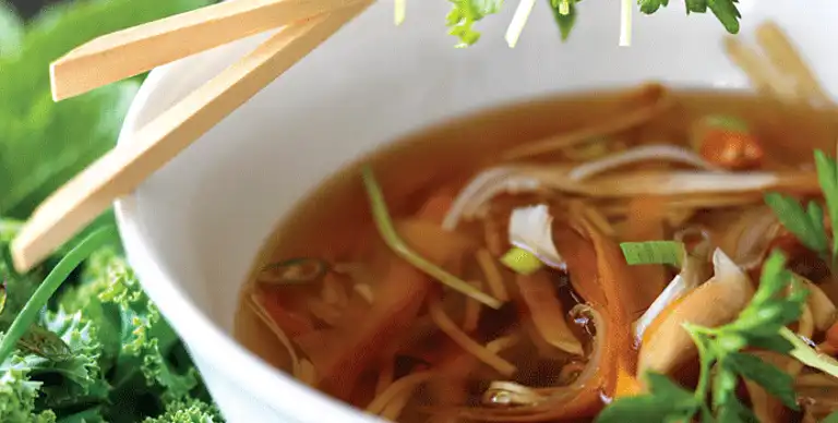 Nudelsuppe med miso, silken tofu og sprøde grøntsager