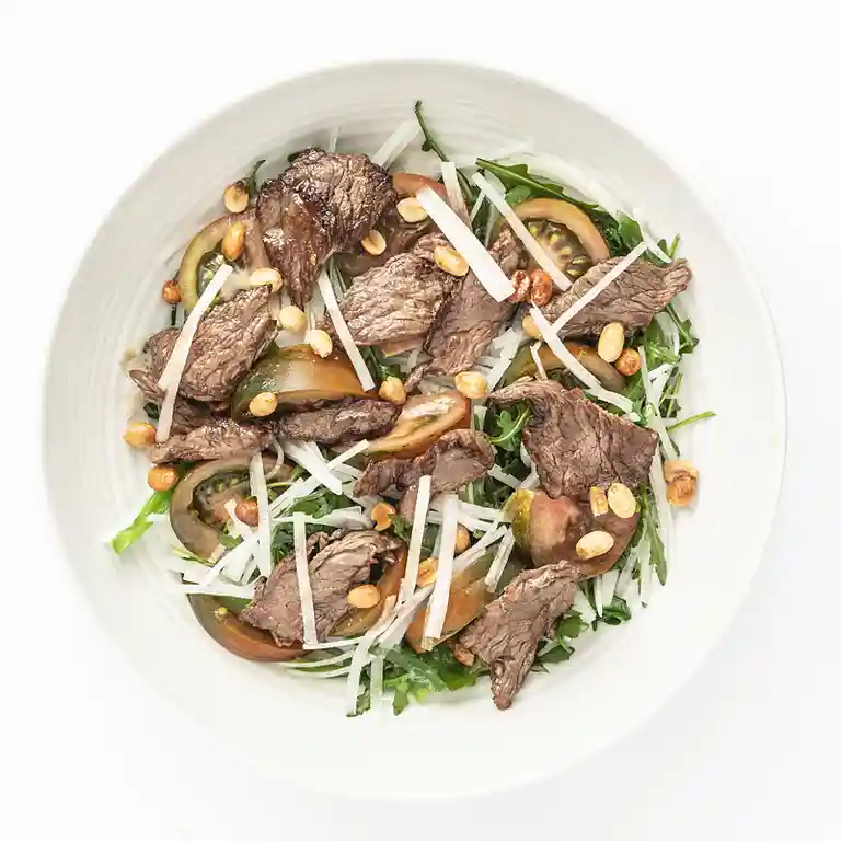 Oksewok med grøn peber, rucola og peanuts