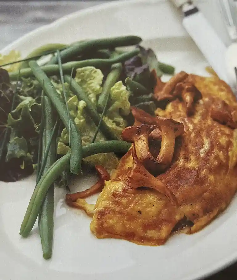 Omelet med svampe og salat