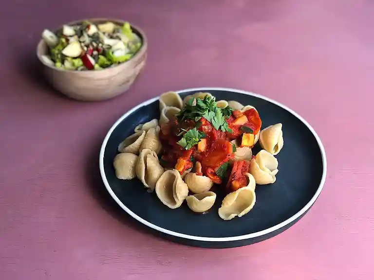 Pasta med frisk hvidløg og squash i tomatsauce og salat med æble