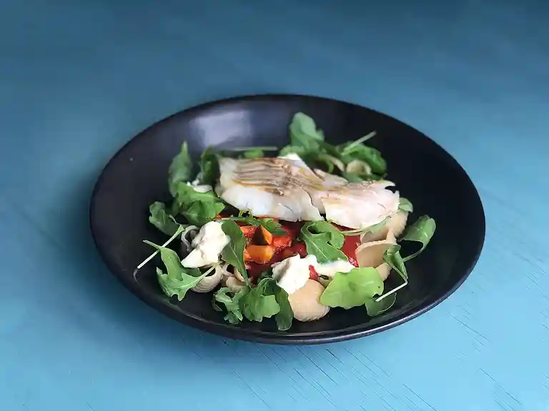 Pasta i tomatsauce med stegt torskefisk, squash og mozzarella