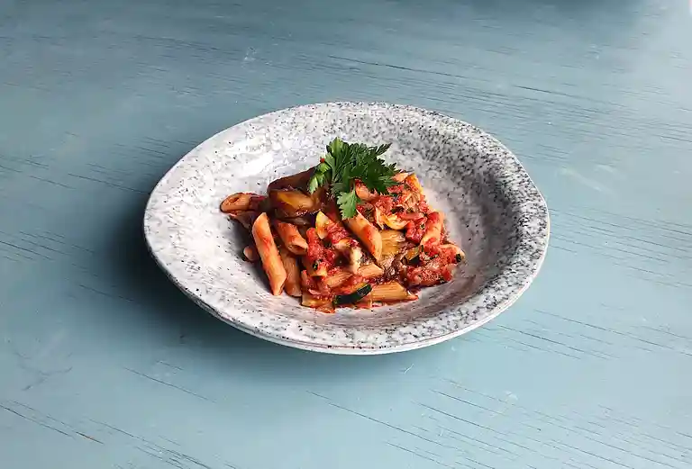 Pasta med østershatte, squash og selleritoppe i tomatsauce