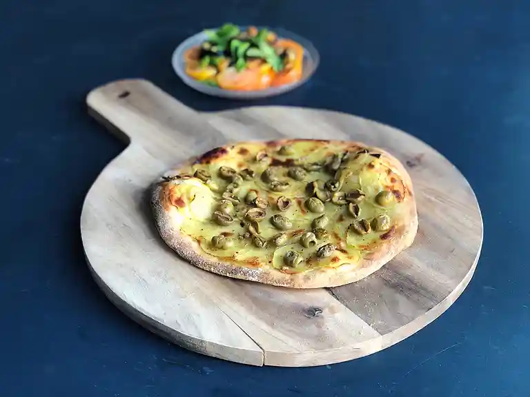 Pizza med kartoffel, oliven og mynte-tomatsalat