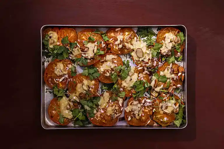 RAF tomater med ristede mandler og sennepsdressing