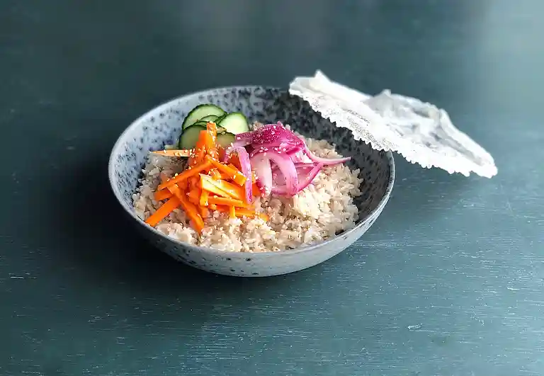 Sticky rice med gulerødder i sød chili, agurker og rischips