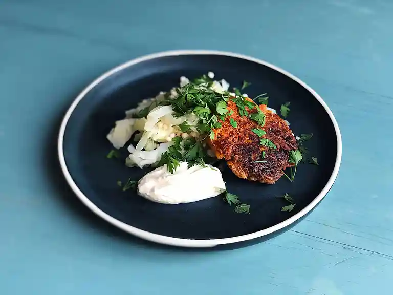 Sød kartoffel-fritters med sorghum og gedeostecreme
