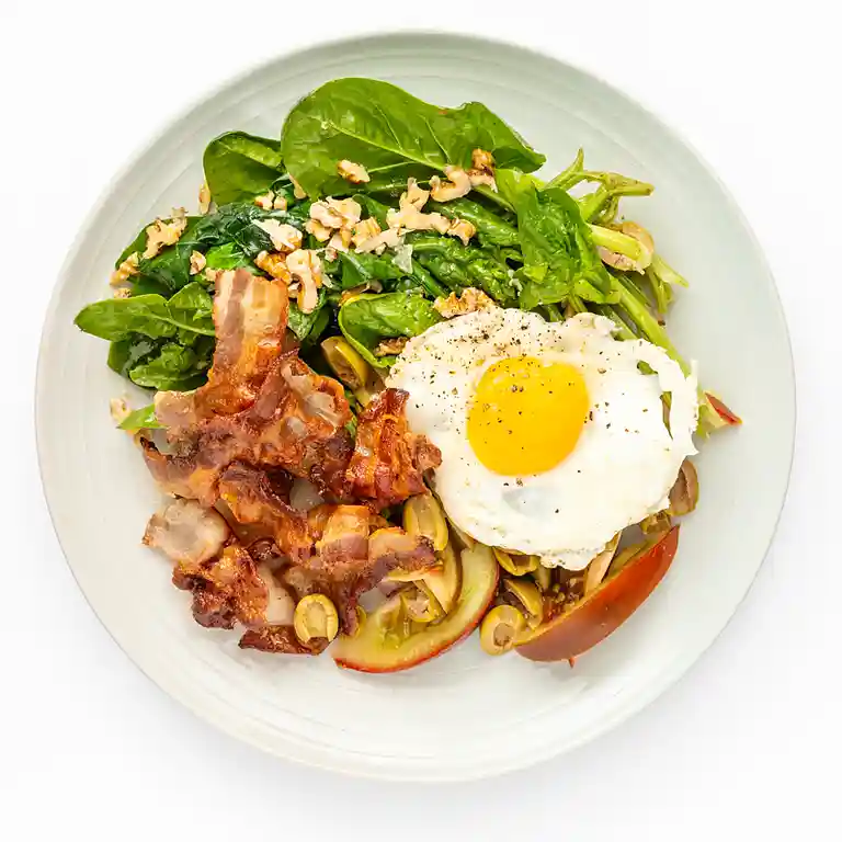 Stegt bacon med æg, bladbeder og nødder