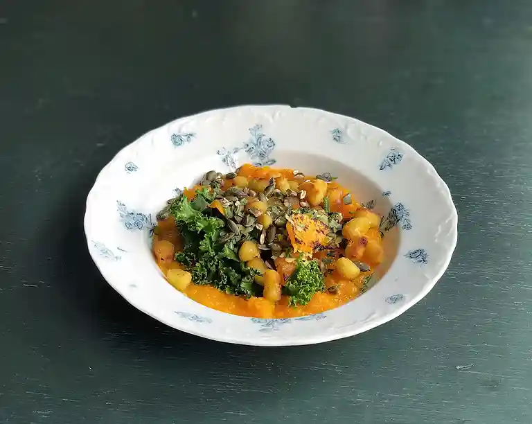 Stegte græskar-gnocchi med butternut-squash, grønkål og kerner