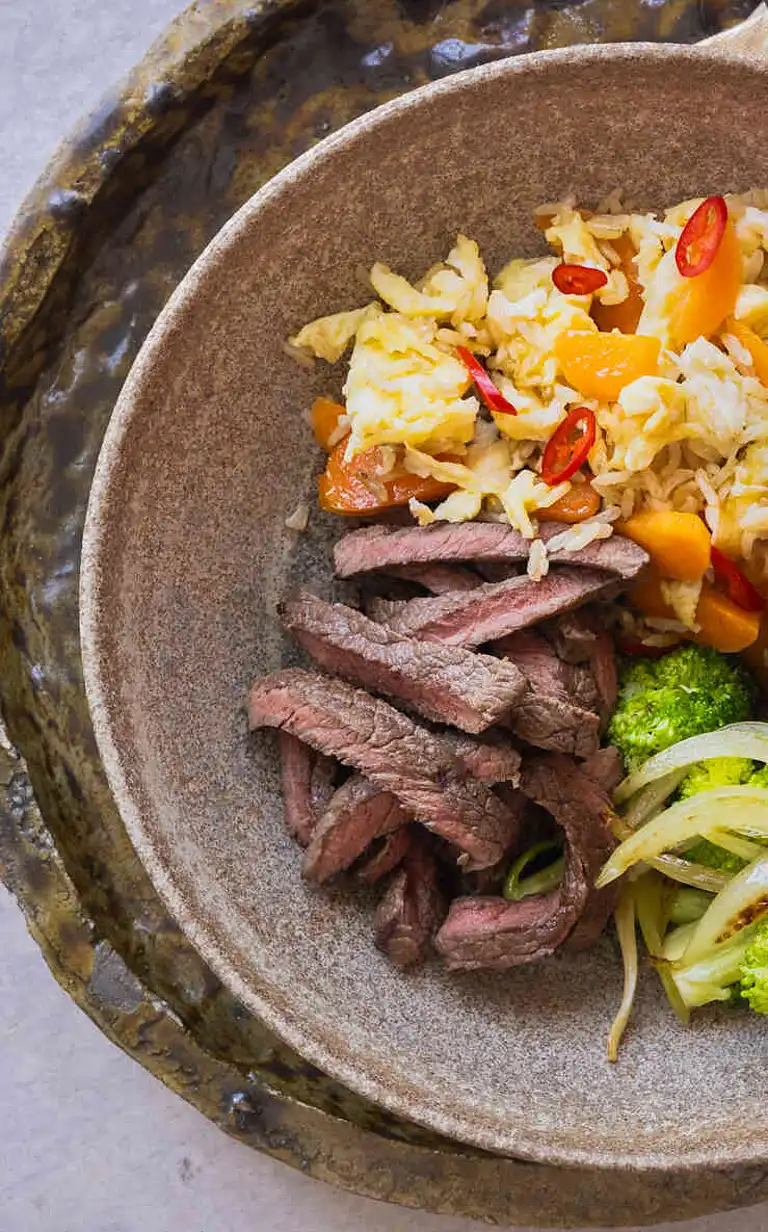 Stegte ris med oksekød, æg og pakchoy samt grøn salat