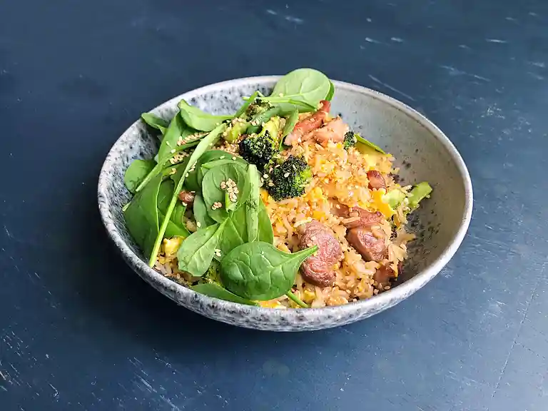 Stegte ris med gris, broccoli, æg og gomashio