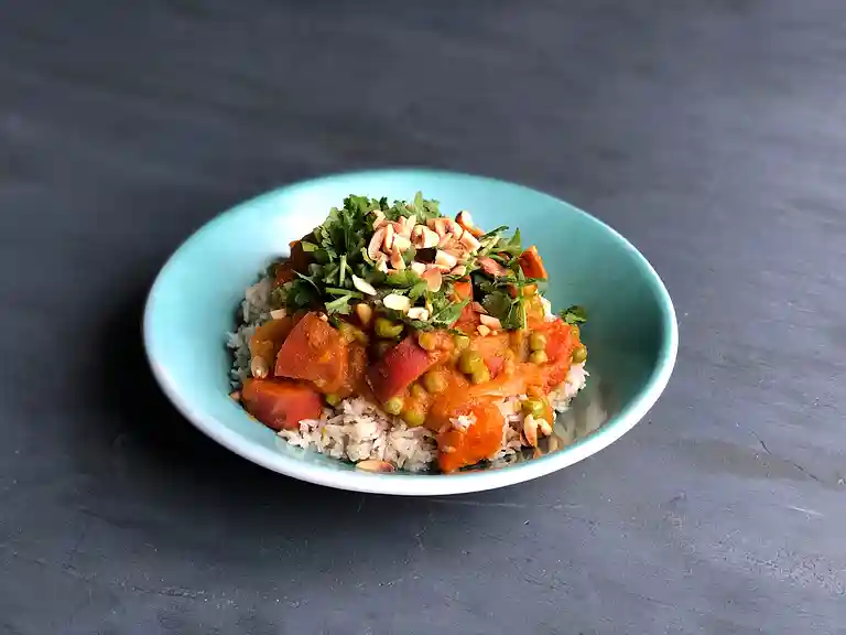 Sumatra-karry med sød kartoffel, tomat og solsikkekerner