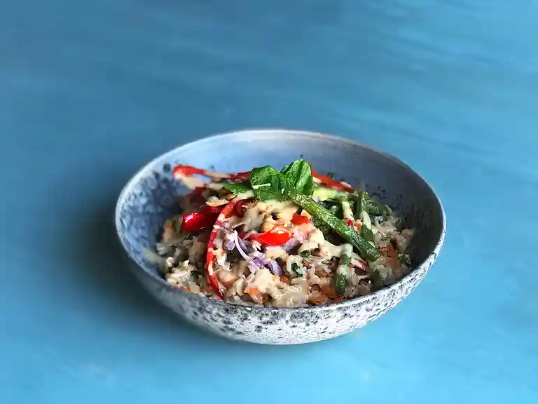 Thai-salat med bønner, mynte og peanutbutterdressing