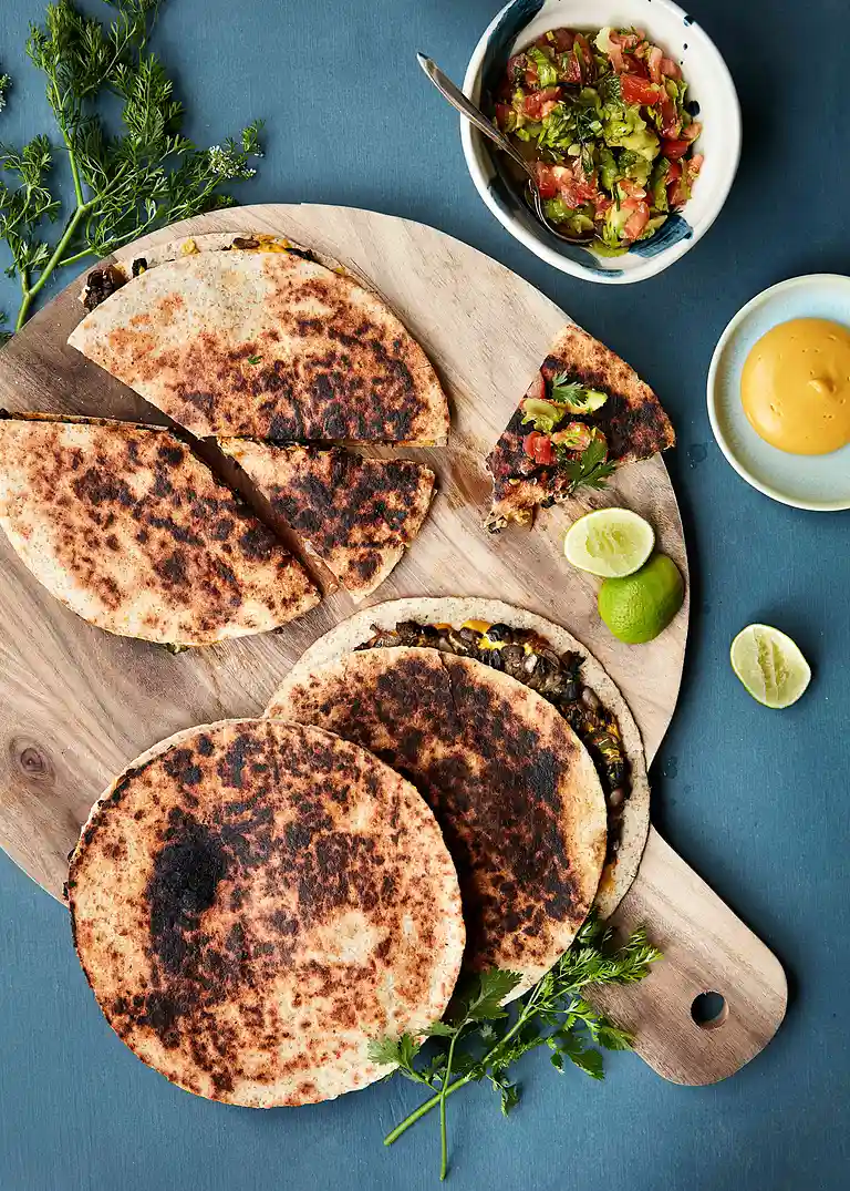 Til 10 portioner: Quesadilla med refried beans, spinat og tomatsalsa