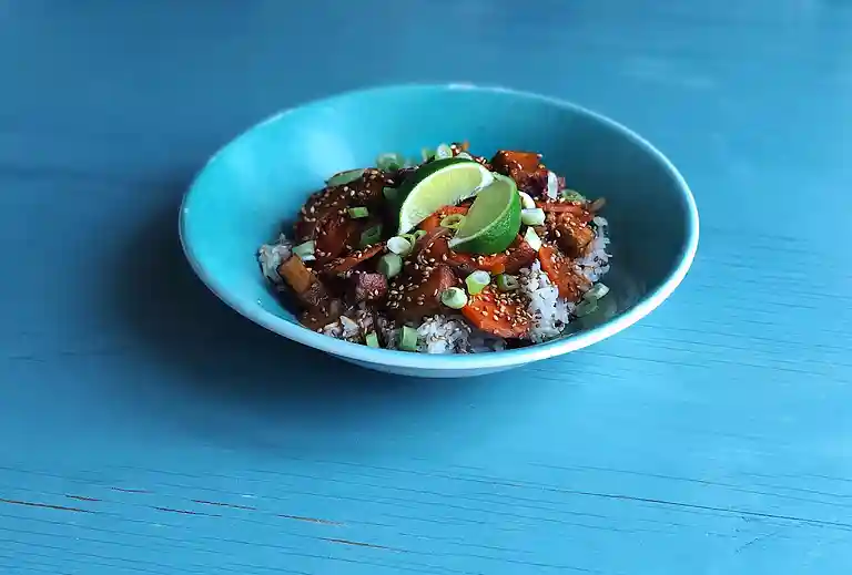 Tofu i thai-style karry med kokos, bønner, forårsløg og lime