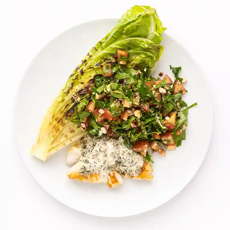 Torskefisk med grillet romainesalat og flødesauce med kapers