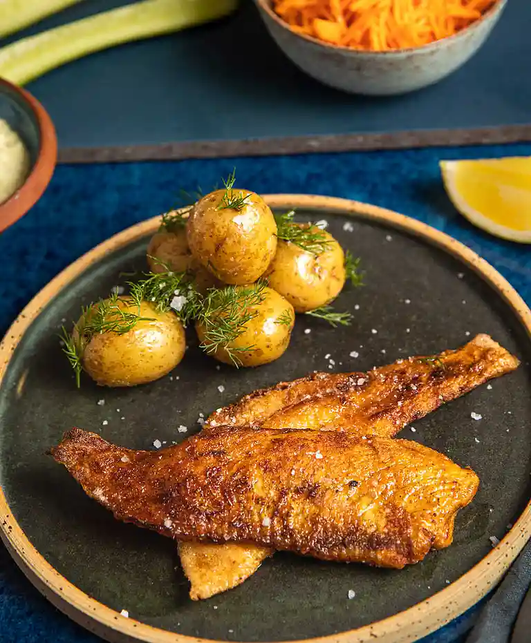 Torskefisk med kartofler og rabarberkompot
