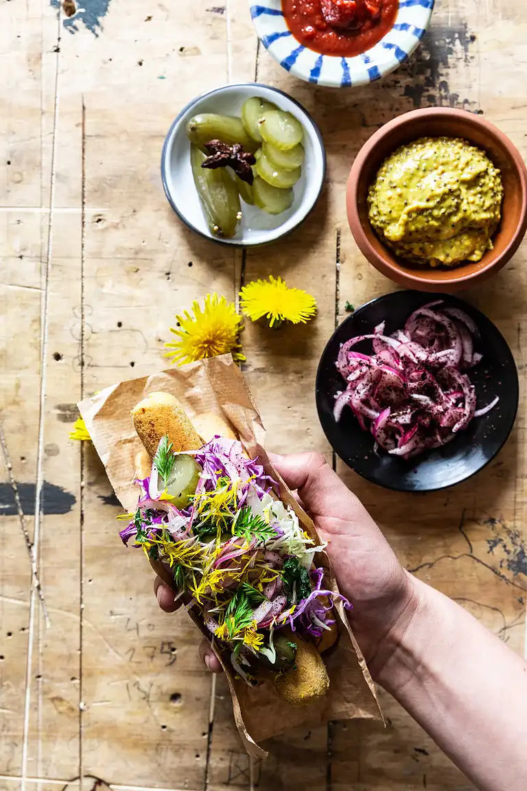 Vegetarisk kikærtehotdog med sumak-løg og fermenterede agurker